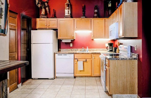 Canal Park Condo | Pet-Friendly Canal Park Condo|Near Lakewalk| Pool| Sauna| Gym