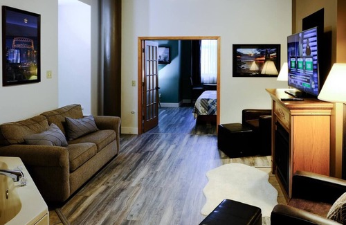 Canal Park Condo | Pet-Friendly Canal Park Condo|Near Lakewalk| Pool| Sauna| Gym