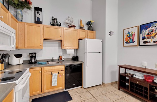 Canal Park Condo | Pet-Friendly Canal Park Condo|Near Lakewalk| Pool| Sauna| Gym