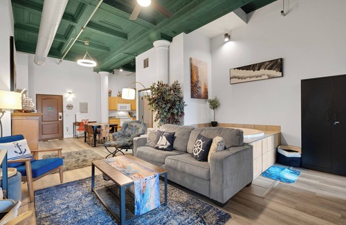 Canal Park Condo | Pet-Friendly Canal Park Condo|Near Lakewalk| Pool| Sauna| Gym