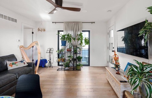 Kennedy King House | Pet-Friendly Carriage House Close to Downtown