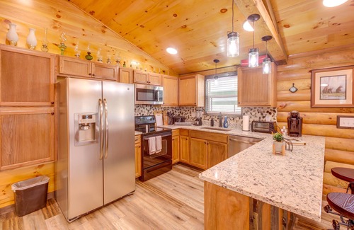 Lupton City Cabin | Pet-Friendly Chattanooga Cabin w/Hot Tub & Kayaks