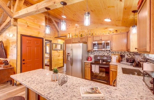 Lupton City Cabin | Pet-Friendly Chattanooga Cabin w/Hot Tub & Kayaks
