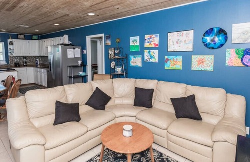 Panama City Apartment | Pet Friendly Cheerful home on Emerald Coast