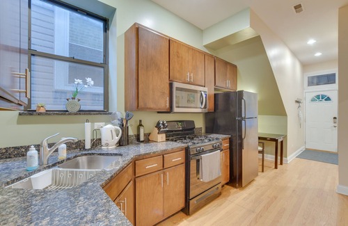 Lower West Side Condo | Pet-Friendly Chicago Getaway w/Free Parking!