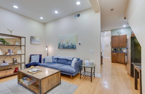 Lower West Side Condo | Pet-Friendly Chicago Getaway w/Free Parking!