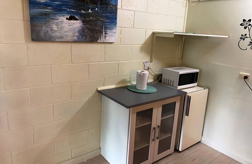 Strathmerton Hotel | Pet friendly - Classic Country Motel Room near Murray, Wifi