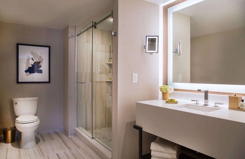 Bloor-Yorkville Hotel | Pet-Friendly Classic Room w/City Skyline Views Near ROM – Prime Spot