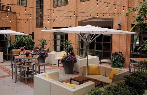 Bloor-Yorkville Hotel | Pet-Friendly Classic Room w/City Skyline Views Near ROM – Prime Spot