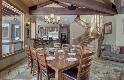 Valley of the Blue House | Pet Friendly! CLEAN! Private Hot Tub. Sunny. Secluded. Views!