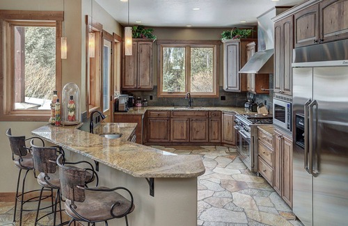 Valley of the Blue House | Pet Friendly! CLEAN! Private Hot Tub. Sunny. Secluded. Views!