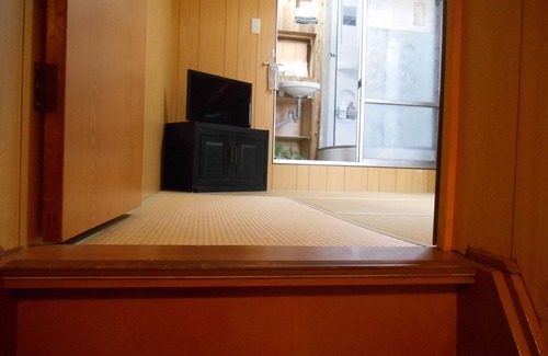 Minato House | Pet friendly, close to USJ and the planned Expo site. Wooden log house style rooms