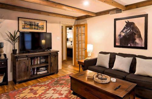 Clovis House | Pet-Friendly Clovis Home Yard, Pergola and Hot Tub