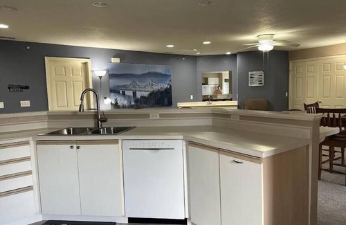 Kimberling City Condo | Pet-Friendly Cozy Lake Getaway – Relaxing 2BR Retreat Near Branson Fun