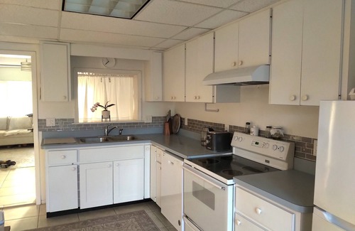 Englewood House | Pet-Friendly Coastal Cottage Sleeps 4 1 B/1 B 2 miles to the Beach Boat Ramp