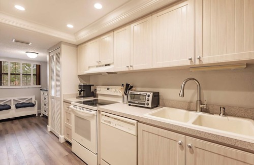 Siesta Key Condo | Pet-friendly condo a short walk from private beach & fishing dock on bay