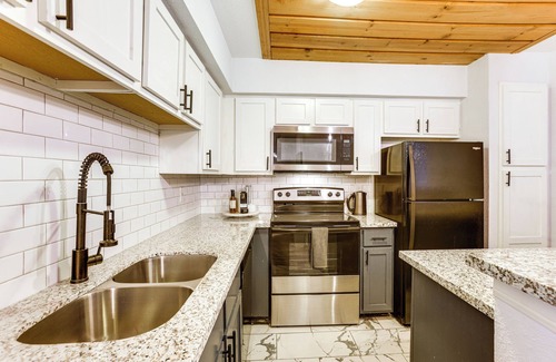 Bammel Condo | Pet-Friendly Condo w/Pool Access in Houston