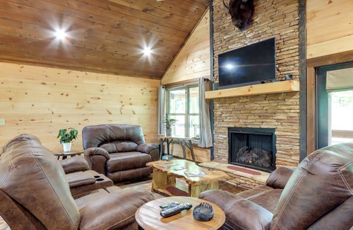 Copperhill Cabin | Pet-Friendly Copperhill Cabin Getaway w/ Hot Tub!