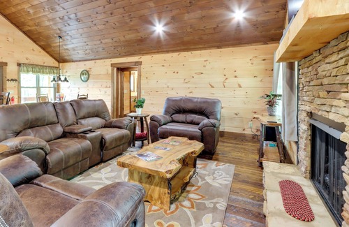 Copperhill Cabin | Pet-Friendly Copperhill Cabin Getaway w/ Hot Tub!