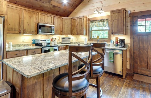 Copperhill Cabin | Pet-Friendly Copperhill Cabin Getaway w/ Hot Tub!