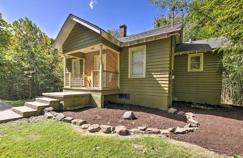 Carbondale Cottage | Pet-Friendly Cottage w/ Fire Pit - 3 Mi to SIU!