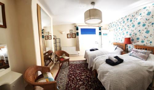 Dorchester House | Pet Friendly - Countryside - Parking - Gardens
