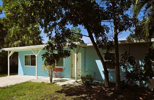 Gulf Gate Estates House | Pet Friendly Cozy Cottage Only 4 Miles From Siesta Key Beach!