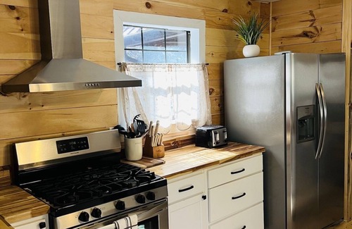 Cashes Valley Cabin | Pet Friendly Creekfront Cabin W/King bed/Fireplace/Fitpit