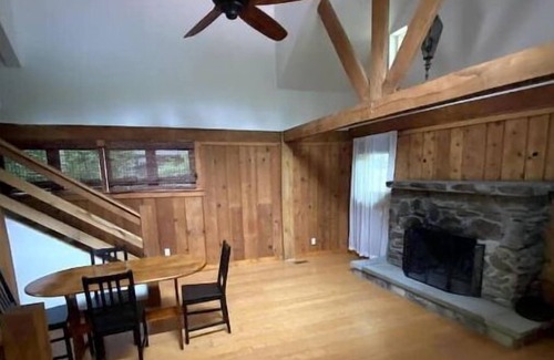 Ligonier Cabin | Pet Friendly Creekside Cabin at Darlington