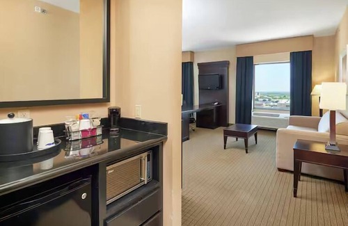 Decatur Hotel | Pet-Friendly Decatur Stay: Modern Rooms, Pool & Breakfast Included