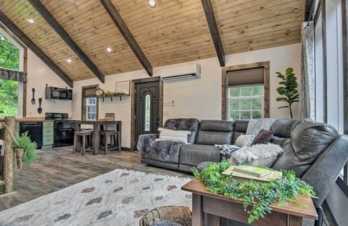 Delta Cabin | Pet-Friendly Delta Cabin w/Private Hot Tub!