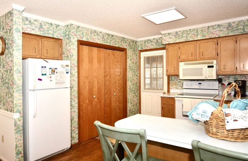 Country Club Estates House | Pet Friendly Downtown Rehoboth Beach 4BR Home, Parking, Porch