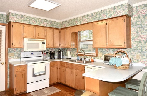 Country Club Estates House | Pet Friendly Downtown Rehoboth Beach 4BR Home, Parking, Porch