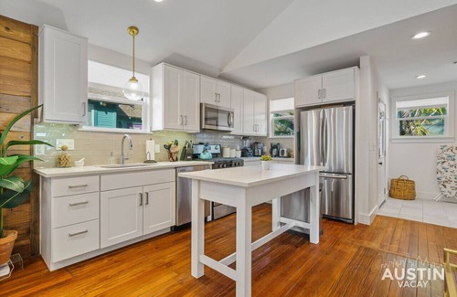 East Cesar Chavez House | Pet-Friendly East Cesar Chavez Home Near Downtown!