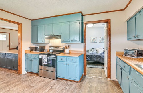 Etta House | Pet-Friendly Ecru Home: Patio & Yard, Near Hiking