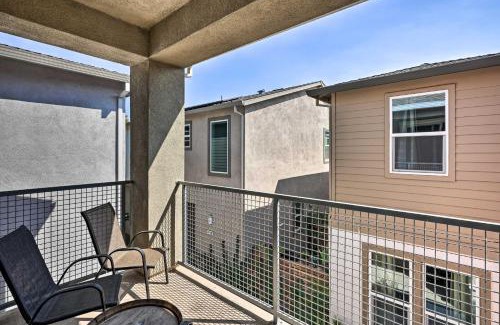 Hood House | Pet-Friendly Elk Grove Retreat with Balcony!