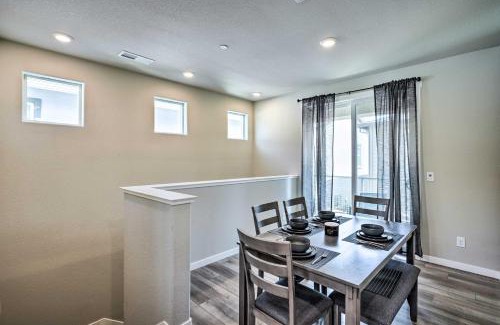 Hood House | Pet-Friendly Elk Grove Retreat with Balcony!