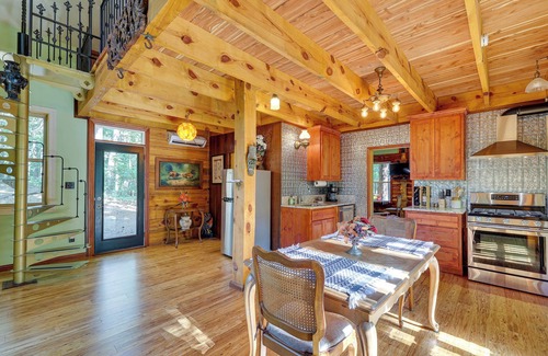 Eureka Springs Cabin | Pet-Friendly Eureka Springs Rental w/Private Deck