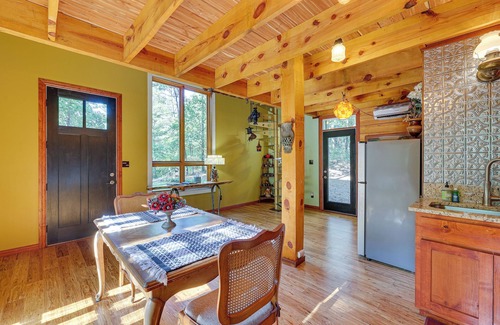 Eureka Springs Cabin | Pet-Friendly Eureka Springs Rental w/Private Deck