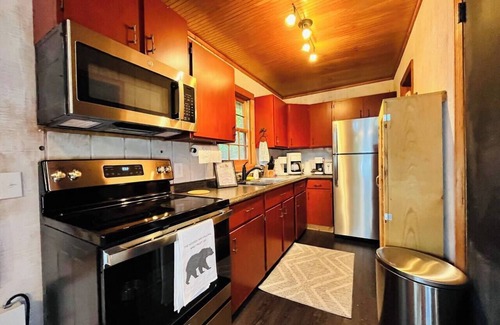 Helen Cabin | Pet Friendly, Firepit, Amazing Screened Porch