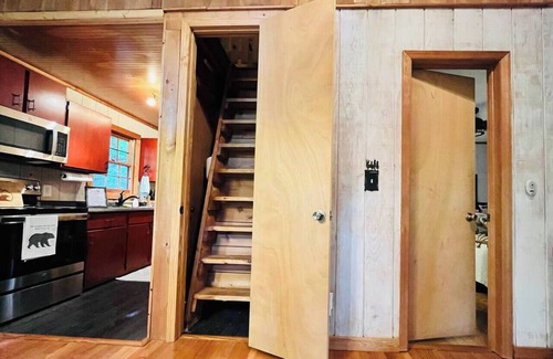 Helen Cabin | Pet Friendly, Firepit, Amazing Screened Porch