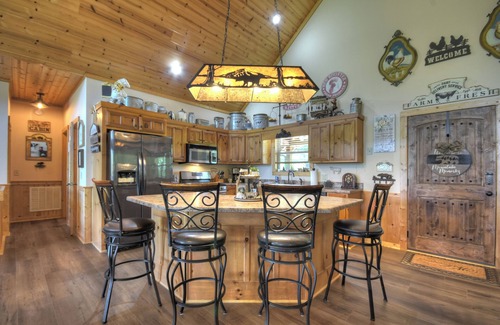 Mineral Bluff Cabin | Pet-friendly, family-sized luxury cabin rental, hot tub, WiFi, firepit
