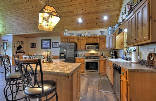 Mineral Bluff Cabin | Pet-friendly, family-sized luxury cabin rental, hot tub, WiFi, firepit