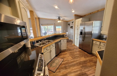Valley of the Sun Cabin | Pet Friendly, Family Friendly, Single-Level Home w/Hot Tub - Absolute Relaxation