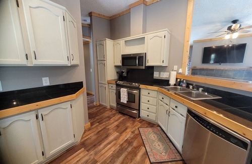 Valley of the Sun Cabin | Pet Friendly, Family Friendly, Single-Level Home w/Hot Tub - Absolute Relaxation