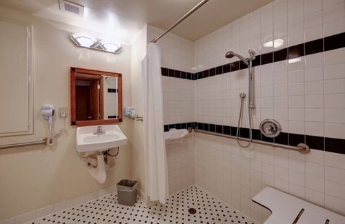 Harbor Hotel | Pet Friendly Family Stay! Onsite Dining & Bar!