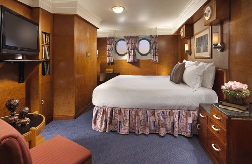 Harbor Hotel | Pet Friendly Family Stay! Onsite Dining & Bar!