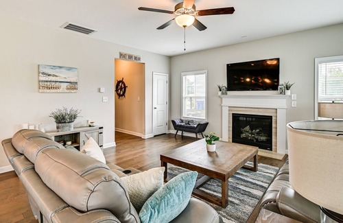 Fayetteville House | Pet-Friendly Fayetteville Home w/ Hot Tub!
