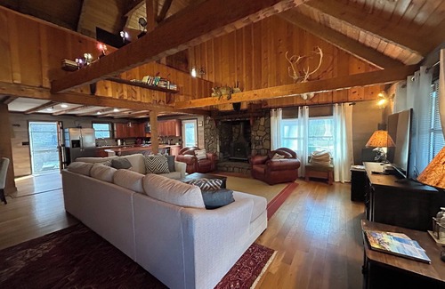 Scaly Mountain Cabin | PET FRIENDLY 🙈 FIRE PIT 🔥 VERY PRIVATE GREAT VIEWS