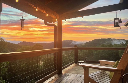 Scaly Mountain Cabin | PET FRIENDLY 🙈 FIRE PIT 🔥 VERY PRIVATE GREAT VIEWS